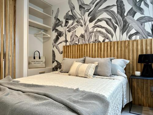 1 dormitorio con 1 cama grande y papel pintado con motivos florales en Hermoso departamento en Palermo Soho en Buenos Aires