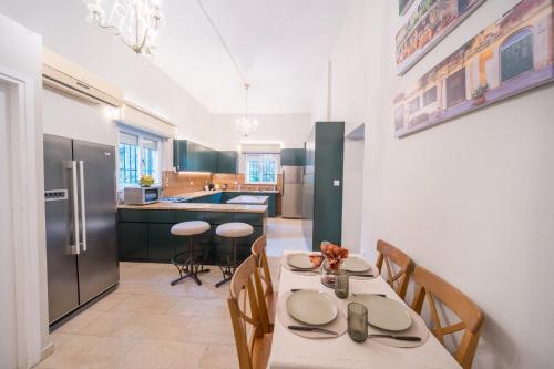 Kuchyň nebo kuchyňský kout v ubytování Art Apartment In Mamila - Villa Rehavia