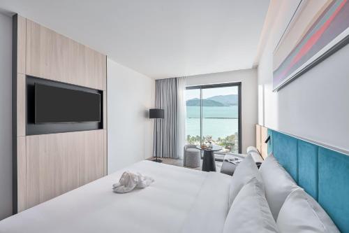 um quarto de hotel com uma cama e uma televisão em December Hotel em Nha Trang