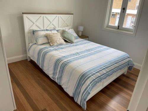 uma cama com duas almofadas num quarto em 13 Cypress Lane em Woorim
