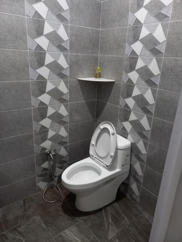 łazienka z toaletą z podwiniętą pokrywą w obiekcie Yaths homestay w mieście Butterworth
