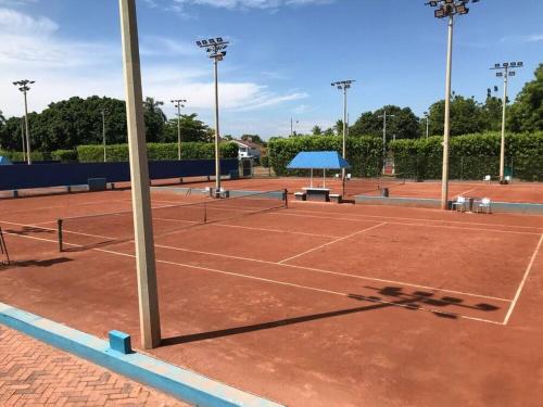 Tenis alebo squash v ubytovaní hermoso lagos del peñon alebo jeho okolí