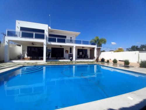 une villa avec une piscine en face d'une maison dans l'établissement QUINTA GARCIA HUIJON, 