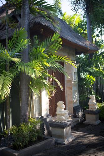 a house with some statues in front of it at Villa Alu Lima in Seminyak