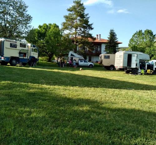 un grupo de camiones estacionados en un campo de césped en Balabanağa Çiftliği Camping 