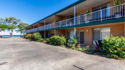 an empty parking lot in front of a building at Bribie Island Waters On Welsby in Bongaree
