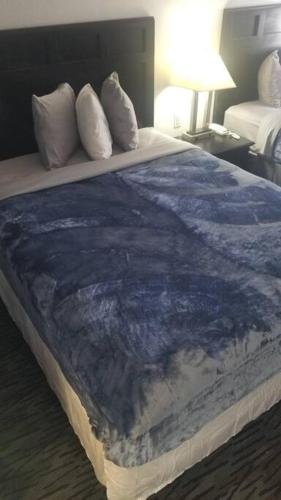 Ένα ή περισσότερα κρεβάτια σε δωμάτιο στο OSU 2 Queen Beds Hotel Room 201 Wi-Fi Booking