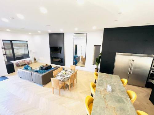 un soggiorno con un tavolo e un divano di Stunning 3BR Luxury Home N/Edm*2 king beds* a Edmonton
