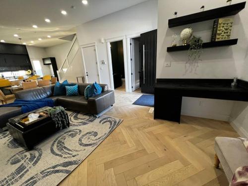 un soggiorno con divano e camino di Stunning 3BR Luxury Home N/Edm*2 king beds* a Edmonton