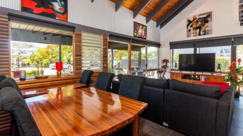 Un comedor con mesa y sillas de madera. en Unique Getaway 300m To Bribie Foreshore, Bongaree, en Bongaree