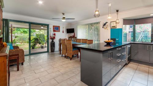 Μια τηλεόραση ή/και κέντρο ψυχαγωγίας στο Delightful Duplex on Rose Ct, Bongaree