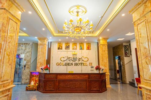 eine Lobby eines Hotels mit einem Kronleuchter in der Unterkunft GOLDEN HOTEL 2 