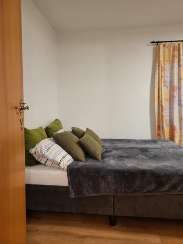 ein Schlafzimmer mit einem Bett mit Kissen darauf in der Unterkunft Haus Svetlana Ferienwohnung 