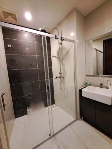 uma casa de banho com uma cabina de duche em vidro e um lavatório. em COZY home Country Garden at DangaBay of JB, FREE wifi and streaming em Johor Bahru