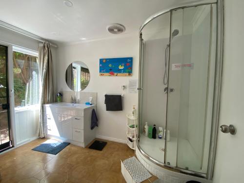 ein Bad mit einer Dusche und einem Waschbecken in der Unterkunft ADA Homestay in Doncaster