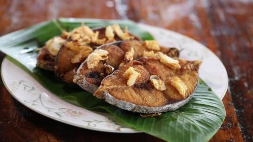 a plate with a pastry on a green leaf at Bankruchaem Homestay Kohpu in Ban Klang