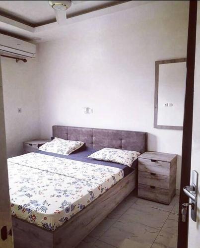 - une chambre avec 2 lits dans l'établissement Appartement luxueux ouaga2000(2 chambres ), à Ouagadougou