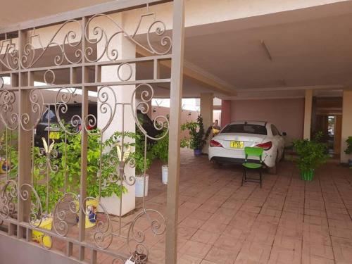 un coche aparcado en un garaje con un coche aparcado en Appartement luxueux ouaga2000(2 chambres ) en Uagadugú
