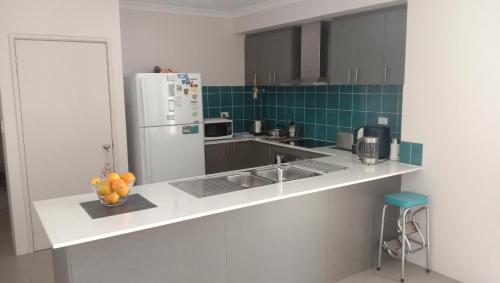 Kitchen o kitchenette sa Near Train Station Transport Hub with Bicycle Locker