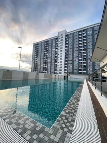 a large swimming pool in front of a large building at Daun Homestay Kita Impian MUSLIEM ONLY in Kampung Dengkil