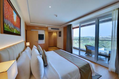 Una cama o camas en una habitación de Clarion Hotel Bangalore