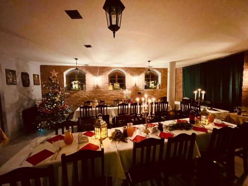 un comedor con una mesa y un árbol de Navidad en Leśna Baszta, 