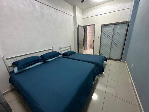 Een bed of bedden in een kamer bij Ipoh Modern Apartment 3-Bedroom