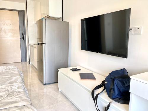 Televisyen dan/atau pusat hiburan di U Mall Apartments - 400m to Sokha Beach