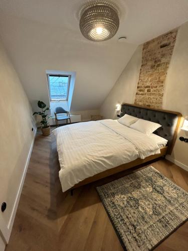 1 dormitorio con 1 cama grande y pared de ladrillo en B34 Loft Apartment, en Riga