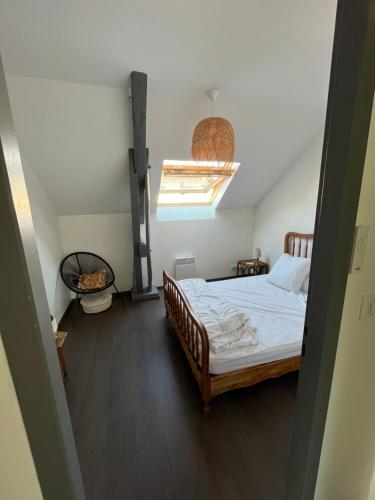 Postel nebo postele na pokoji v ubytování Appartement de la laiterie avec petit jardin.