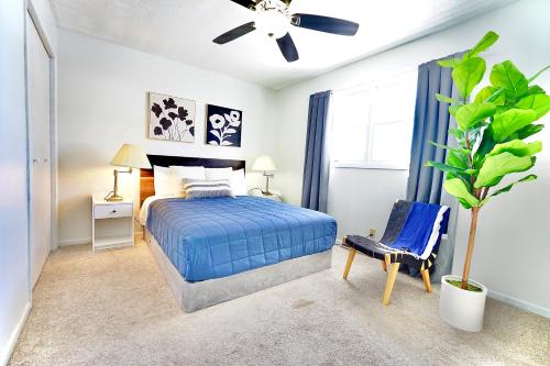 um quarto com uma cama e uma ventoinha de tecto em Blue House em Sioux Falls