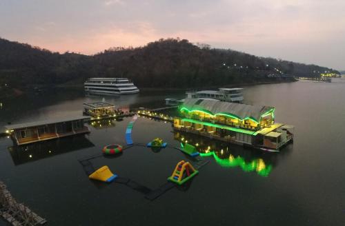a large dock with a boat in the water at บ้านไร่ วรรณ วาลย์ รีสอร์ท in Tha Kradan