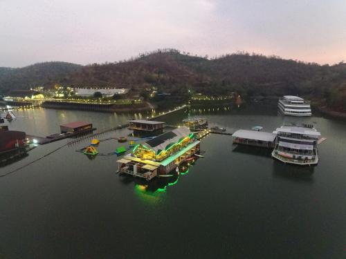 a group of boats are docked in a harbor at บ้านไร่ วรรณ วาลย์ รีสอร์ท in Tha Kradan