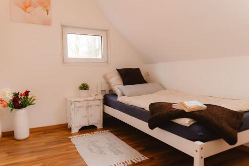 a small bedroom with a bed and a window at Ländlicher Rückzugsort: Entspanne dich hier in Hatten