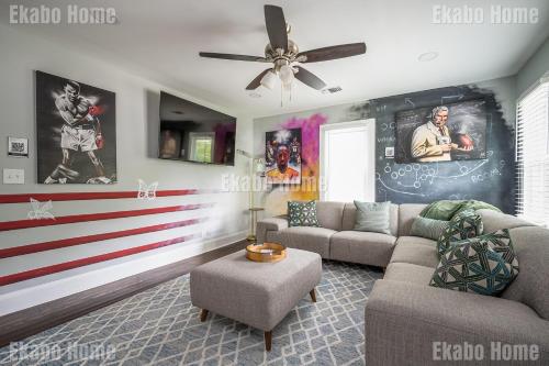 una sala de estar con una bandera americana pintada en la pared en Luxury Sports Art Gallery - 15 mins to ATL Battery, en Marietta