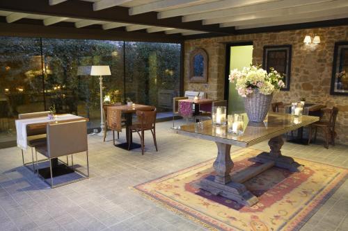 a dining room with a table with flowers on it at El Racó de Madremanya - Adults only in Madremanya