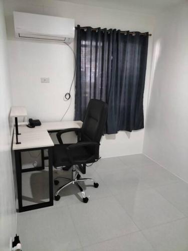 Cette chambre dispose d'un bureau et d'une chaise. dans l'établissement House in Philippines, à Liloan
