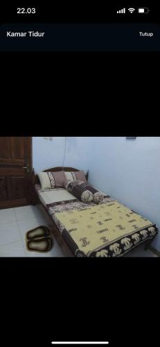 un letto sul pavimento in una stanza di Homestay avicenna 2 a Kebumen