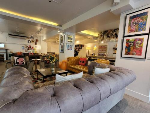 香港的住宿－迷你中環，客厅配有沙发和桌子