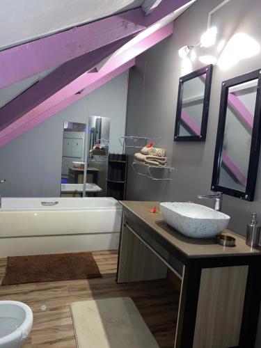 une salle de bain avec un lavabo et une baignoire et un lavabo dans l'établissement Mer Riviere Self Catering Apartment, à Beau Vallon