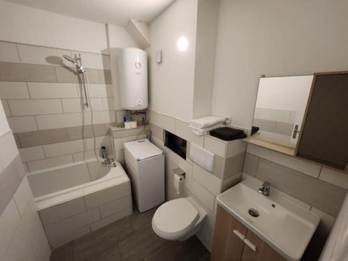 La salle de bains blanche est pourvue de toilettes et d'un lavabo. dans l'établissement Charmant appart centre ville., à Bar-le-Duc