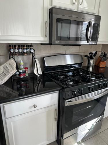 Η κουζίνα ή μικρή κουζίνα στο Huge Captivating Modern 5Bdr home-(The Xperience)