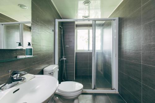 三義鄉的住宿－尋路 苗栗綠波浪，带淋浴、卫生间和盥洗盆的浴室