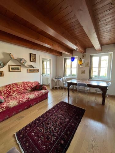 Un dormitorio con una cama y una mesa en una habitación. en Residenza l'Antico Borgo, en Trieste