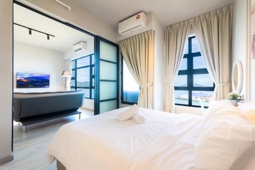 een slaapkamer met een groot wit bed en een bad bij Jesselton Quay seaview # Chariskey Suites in Kota Kinabalu