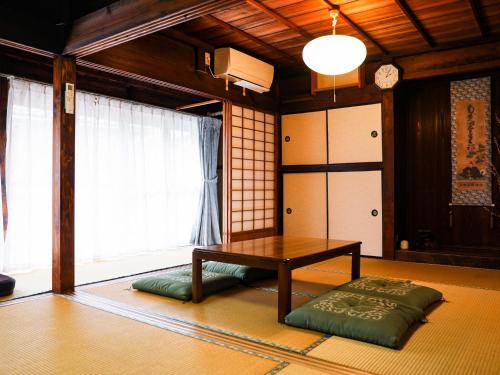 salon ze stołem i oknem w obiekcie Kokoyui Guest House w mieście Nachikatsuura