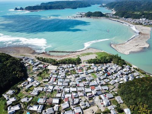 an aerial view of a village next to the beach at Kokoyui Guest House in Nachikatsuura