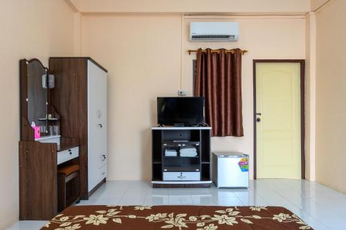 a living room with a flat screen tv and a flat screen tv at Beung Sampathuan Nakornchaisri Resort in Ban Laem Bua