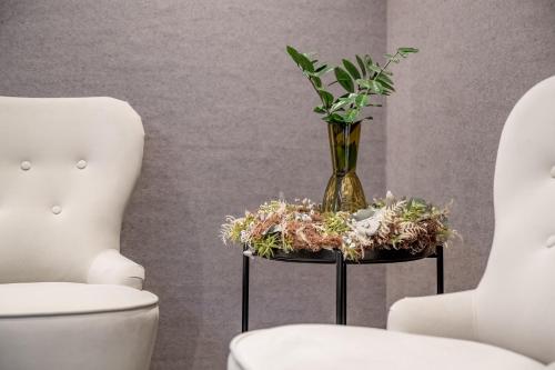 un vase assis sur une table à côté des toilettes dans l'établissement Appartements Perberschlager, à Oetz