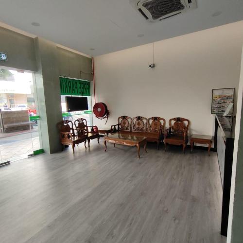 a room with a bunch of chairs and a table at Hotel K T Mutiara in Kuala Terengganu